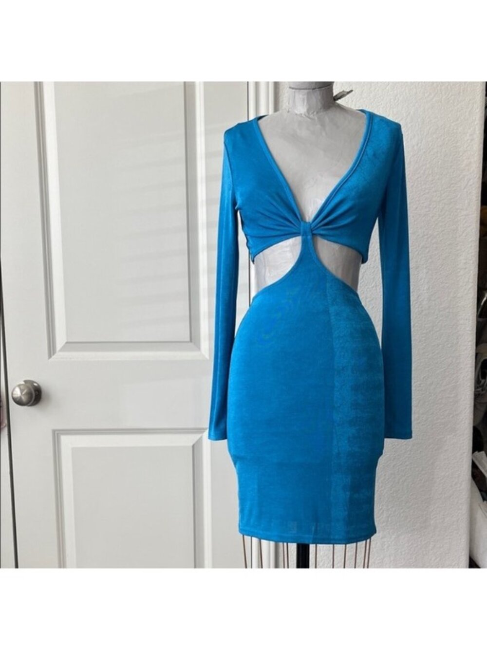 Who I Am Leslie Acapulco Long Sleeve Cut-Out Waist Back Slit Mini Dress